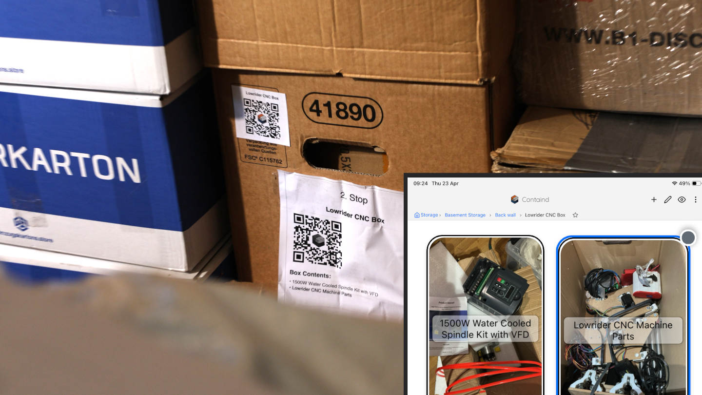 LowRider-CNC-Kiste auf einem Kellerregal mit QR-Etikett und der passenden Containd-Leinwand, die Spindelkit und Maschinenteile darin zeigt